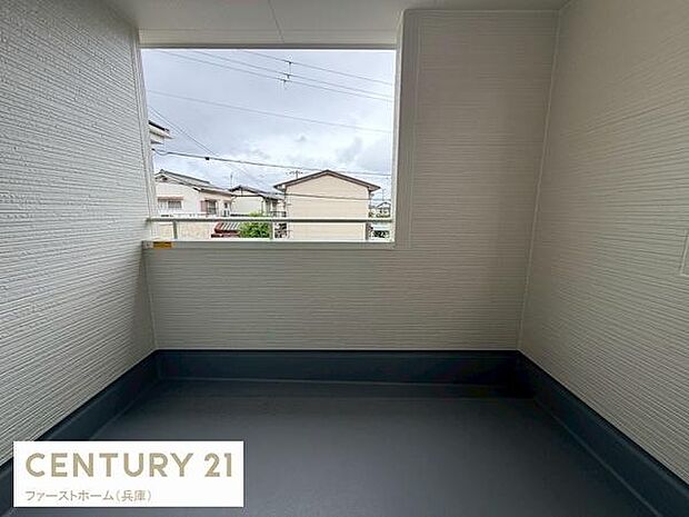 開放感のあるバルコニーは外からの視線を気にせずご利用いただけます。雨の日にも安心な屋根付き仕様です。壁の質感がすっきりとした印象を与え日常に便利な空間となっています。