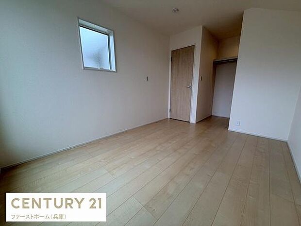シンプルな内装デザインでお部屋全体がすっきりとまとまっています。窓から自然光が入り明るさを感じられます。クローゼットスペースが設けられており収納にも配慮されています。