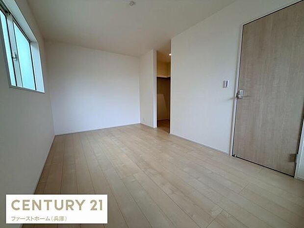 ナチュラルな色合いのフローリングが印象的なお部屋です。シンプルな内装でインテリアも合わせやすいです。広々とした空間で窓からの光が明るさを引き立てます。扉や壁のトーンも統一感があります。