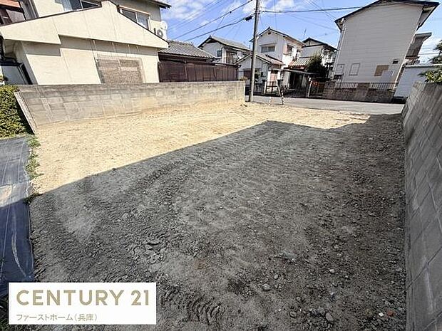 周辺は落ち着いた住宅街となっております。前面道路も広く車の出入りもスムーズに行えます。