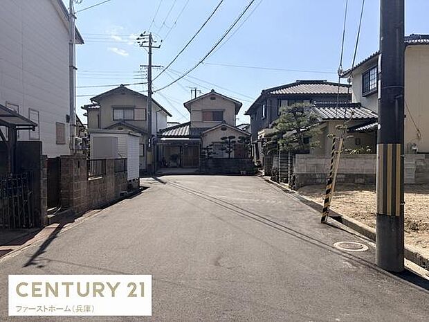 前面道路は舗装されており整った街並みが感じられます。周囲は住宅が並び落ち着いた雰囲気です。陽当たりが良く開放感のある現地写真です。すっきりとした道幅で車の出入りも便利です。
