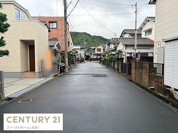 前面道路が広々としており車の利用や移動がしやすい環境です。周囲には整然とした住宅が並び落ち着いた街並みが印象的です。道路面の整備も行き届いており快適な印象を与えます。自然の緑も望めるロケーションです。