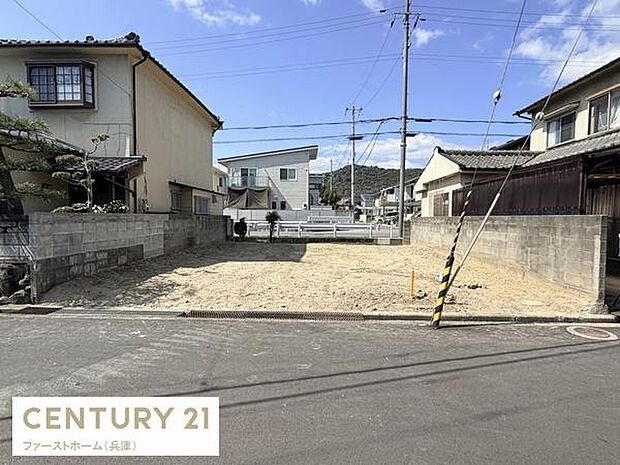 前面道路との高低差が少なく車の出し入れもスムーズに行えます。開放的で日差しも良く入ります。周囲には住宅が並び落ち着いた雰囲気です。