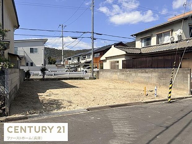 広々とした敷地で住まいの可能性が広がります。静かな住宅街に位置し道路との接面も便利です。隣家との距離がありゆったりとした空間が確保されています。快適な住環境が整っています。