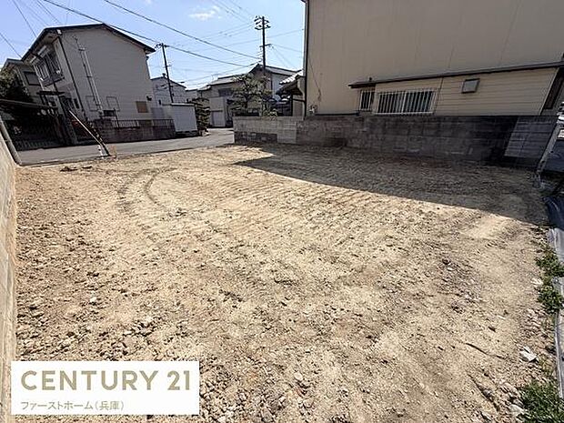 整地された土地が広がり様々な用途に利用しやすい形状です。落ち着いた住宅街の一角に位置し周囲は静かな環境となっています。前面道路も広く車の出入りもスムーズに行えます。