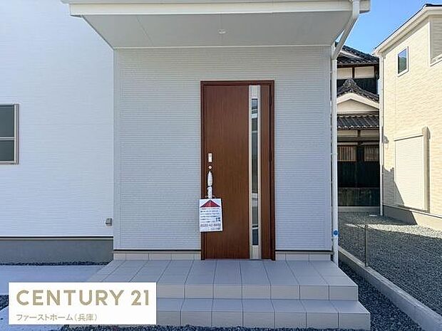 シンプルでスタイリッシュな玄関は清潔感あふれる外観が魅力です。段差が少なく出入りがしやすい設計です。玄関まわりには十分なスペースが確保されています。周囲の採光も良好で明るい印象を与えます。