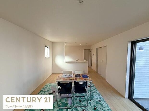 リビングはシンプルなデザインですっきりとした空間が広がります。二方向から自然光が入るため室内が明るい印象です。床はナチュラルカラーでさまざまなインテリアにもマッチします。