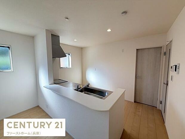 やわらかな日差しが入るキッチンです。カウンター部分が広く作業スペースもゆとりがあります。窓が2か所あり換気や明るさにも配慮されています。シンプルなデザインでお手入れも簡単です。