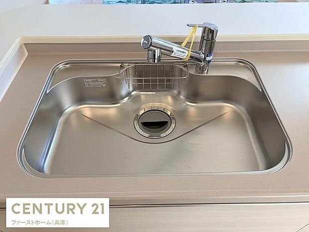 シンプルですっきりとしたデザインのシンクが印象的です。広々としたスペースで使いやすさを感じられます。水栓も清潔感があります。お手入れも簡単にできるステンレス素材が魅力です。