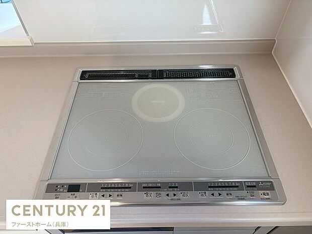 IHクッキングヒーターが設置されておりお手入れがしやすいフラットなデザインです。シンプルで使いやすい操作パネルも魅力的です。調理スペースが広く作業がスムーズに行えます。