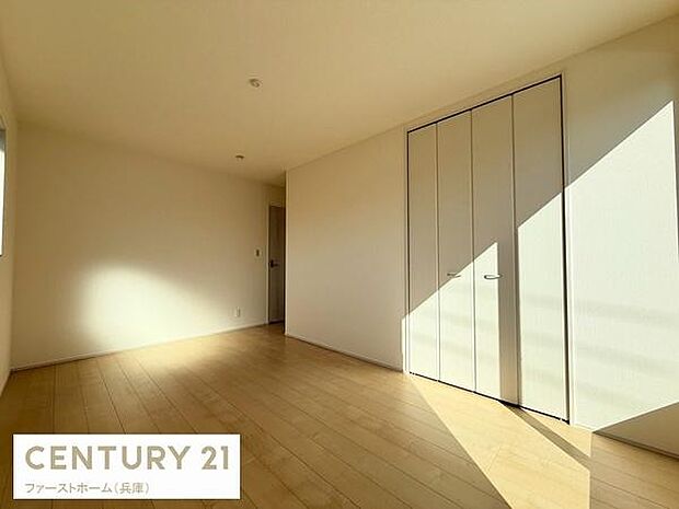 大きな窓から光が差し込む明るい寝室です。シンプルな内装が特徴でどんな家具も合わせやすくアレンジが楽しめます。収納スペースがしっかり確保されている点も魅力です。ゆとりのある空間設計で快適に使用できます。