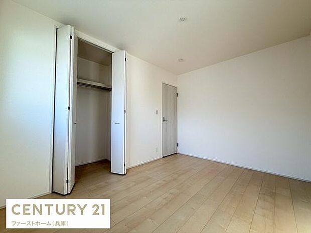 明るく開放感のある子供部屋です。収納スペースがついており整理整頓がしやすい設計です。シンプルな内装なのでアレンジも自由です。ドアや床材の色合いがやさしく落ち着いた雰囲気です。