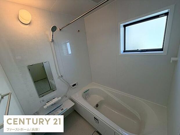 明るい印象のバスルームです。窓があり換気がしやすい設計です。ゆったりとした浴槽でゆっくり入浴できます。清潔感のある空間が魅力です。鏡やシャワーも使いやすい配置です。