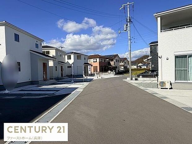 幅のある前面道路が確保されており車の出入りもスムーズに行えます。周辺は閑静な住宅街で整った街並みが印象的です。新築の建物が立ち並びきれいな区画が広がっています。空が広く開放感ある現地写真です。