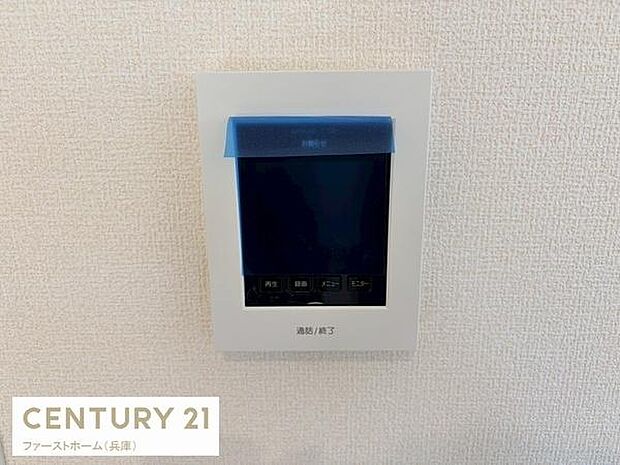 壁に設置されたインターホンが設置されており訪問者対応がスムーズに行えます。シンプルなデザインで空間に馴染みやすい仕様となっています。操作ボタンも見やすく配置されており使い勝手に配慮されています。