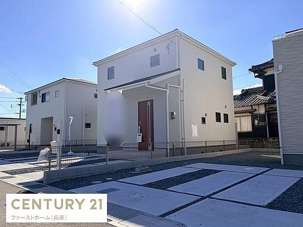 シンプルな外観が特徴的な一戸建てです。敷地内にゆとりのある駐車スペースを確保しています。日当たりの良い立地で周囲も開放的な印象です。周囲の建物との程よい距離感も魅力的です。