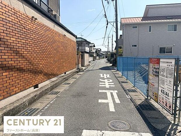 前面道路は舗装されており周囲には住宅が立ち並ぶ穏やかな環境です。落ち着いた住宅地に位置し生活の拠点として活用しやすい現地です。