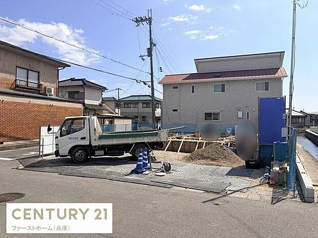新たに造成された土地で周囲には落ち着いた住宅が立ち並んでいます。前面道路は広めで車の出入りがしやすい印象です。