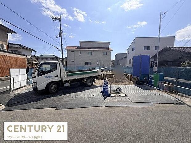 現在建築中の現場写真です。工事の進行状況がわかる貴重な一枚です。現地の雰囲気を感じていただけます。周辺には住宅が立ち並ぶ落ち着いた環境です。