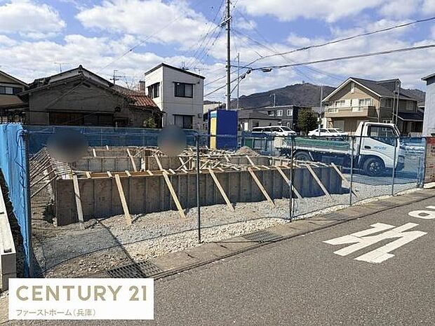 建築中の様子が確認できる物件です。