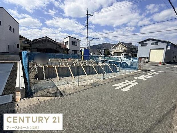 建築中の様子が確認できる物件です。