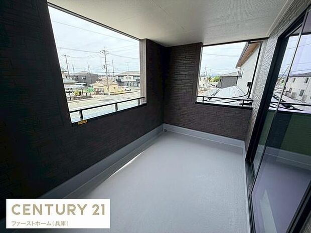 外からの視線を気にせずに使えるバルコニーです。屋根付きで雨の日でも安心です。広さがしっかり確保されています。室内とのアクセスもスムーズな作りです。