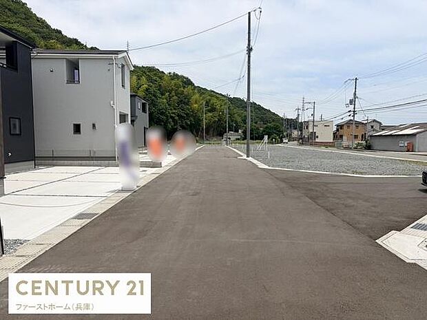 前面道路が広く車の出し入れがしやすい環境です。周囲に自然の緑が感じられる立地です。住宅が新しく落ち着いた雰囲気の街並みです。道路沿いも整備されており快適なアクセスが可能です。