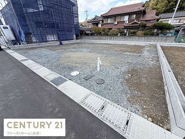 前面道路との高低差が少なく車の出し入れもスムーズに行えます。開放的で日差しも良く入ります。周囲には住宅が並び落ち着いた雰囲気です。