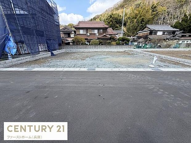 前面道路との高低差が少なく車の出し入れもスムーズに行えます。開放的で日差しも良く入ります。周囲には住宅が並び落ち着いた雰囲気です。