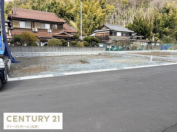 周辺は落ち着いた住宅街となっております。前面道路も広く車の出入りもスムーズに行えます。