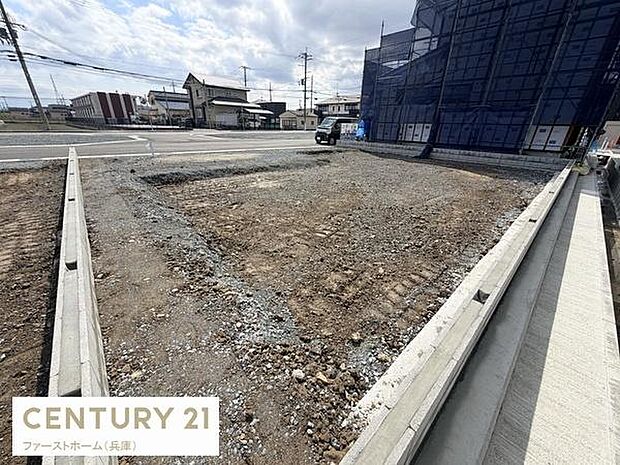 日当たりが期待できる立地の宅地です。前面道路に面しておりアクセスしやすい形状が特徴です。周囲は落ち着いた住宅街です。