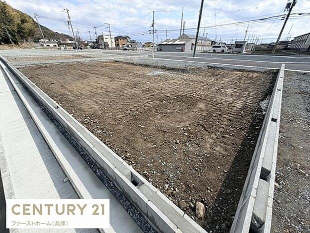 日当たりが期待できる立地の宅地です。前面道路に面しておりアクセスしやすい形状が特徴です。周囲は落ち着いた住宅街です。