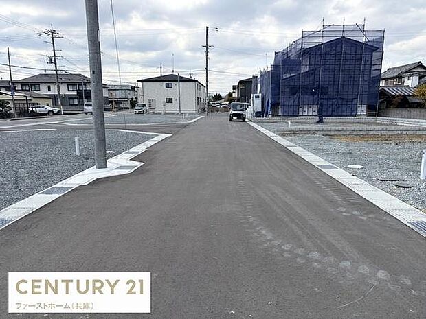 前面道路が広く車の出入りもスムーズに行えます。現地は整備されており落ち着いた街並みが広がっています。住宅街の一画で住環境を重視される方にもおすすめです。