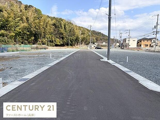 前面道路は舗装されており車の出入りがしやすい環境です。周辺には自然も多く開放感が感じられます。分譲地として整備された区画が並んでおり落ち着いた街並みを実現しています。幅の広い道路で見通しが良好です。