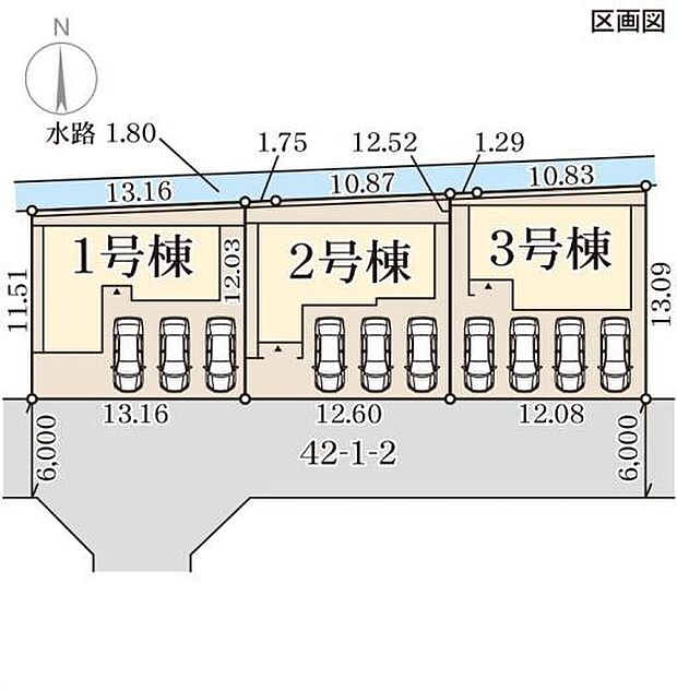 3棟それぞれに専用の駐車スペースが設けられています。全体区画がシンプルに配置された使いやすいレイアウトです。道路幅も確保されておりゆとりある設計が特徴です。敷地の形状も分かりやすく表示されています。