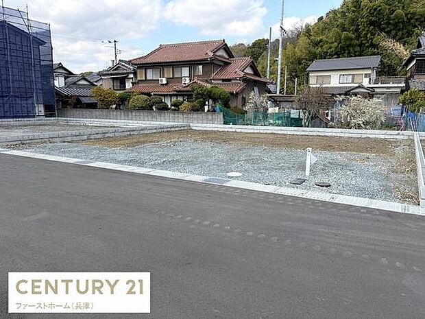 前面道路も広くお車の出し入れも便利です。周囲には住宅が立ち並び落ち着いた環境が広がっています。