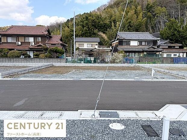 閑静な住宅街に位置する宅地です。周囲には自然が広がり落ち着いた雰囲気を感じられます。道路に面した敷地でアクセスも便利です。住環境を重視される方におすすめのエリアです。