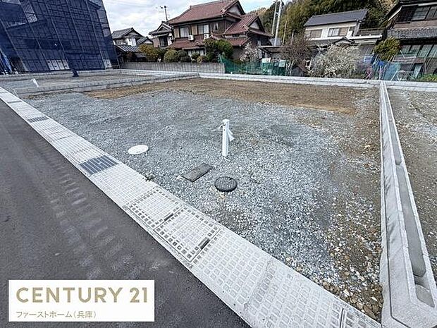 周辺は落ち着いた住宅街となっております。前面道路も広く車の出入りもスムーズに行えます。