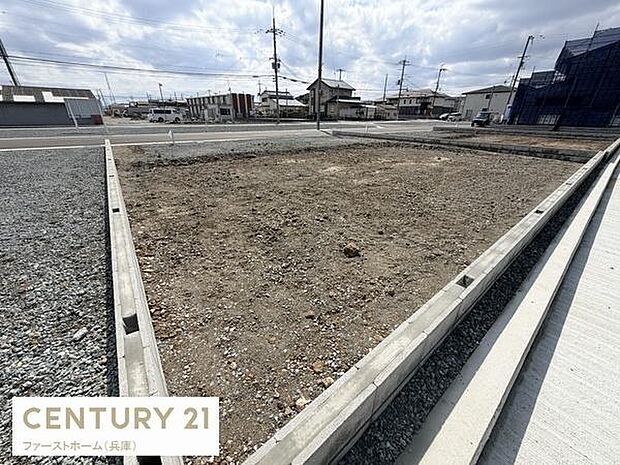 周辺は落ち着いた住宅街となっております。前面道路も広く車の出入りもスムーズに行えます。