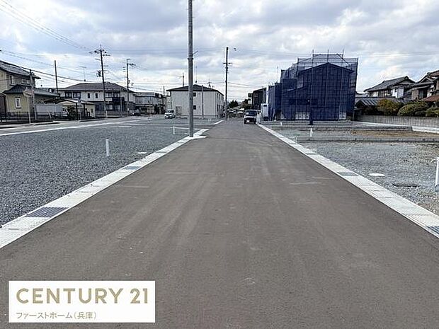 現地前面道路は幅員があり車の出入りがしやすい環境です。周辺は住宅が整然と並び落ち着いた雰囲気が感じられます。舗装された道路は歩行や自転車の利用にも便利です。