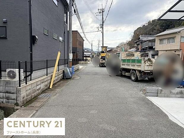 前面道路は幅があり車の通行もしやすい環境です。周辺には住宅が立ち並び落ち着いた雰囲気が感じられます。現地までのアクセスもスムーズで利便性が高い立地です。道路の舗装も整っています。