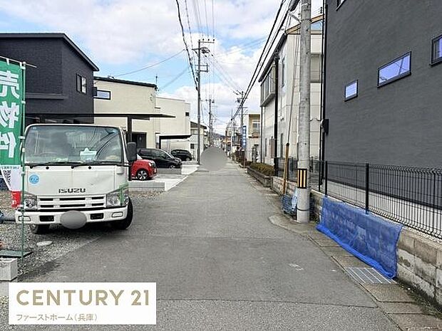 前面道路は幅があり車の出し入れがしやすい印象です。周囲には新しい住宅が立ち並び落ち着いた雰囲気です。舗装状態も良好で安心して通行できます。電柱や配線も整理されているため景観もすっきりしています。