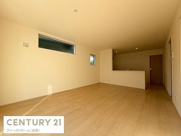 広々としたリビングが開放感を演出しています。明るいフローリングが空間を引き立て居心地の良さを感じられます。シンプルなデザインでお好みに合わせてアレンジしやすい点も魅力です。