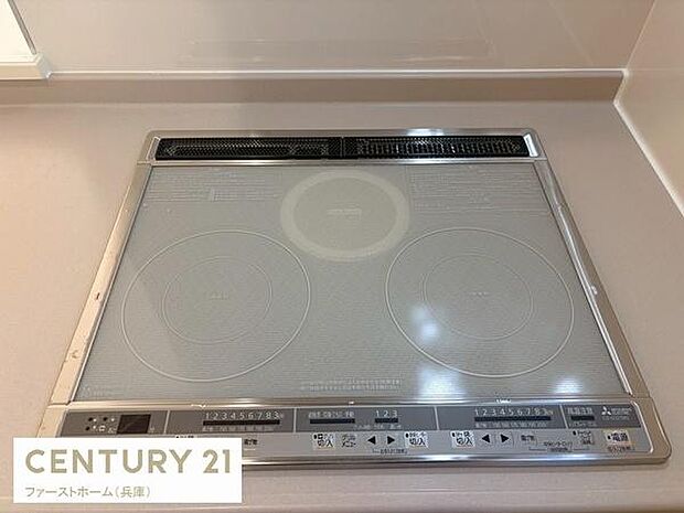 IHクッキングヒーターを備えたキッチンです。お手入れがしやすいフラットなデザインです。操作パネルも見やすく毎日の調理をサポートします。火を使わないので安全性も考えられています。