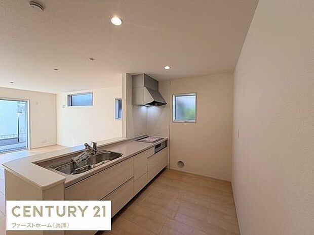 開放感のあるキッチンは明るい自然光が差し込み快適にご利用いただけます。シンプルなデザインでお手入れもしやすく使い勝手の良さが特長です。リビングとつながった配置なので空間全体に統一感があります。