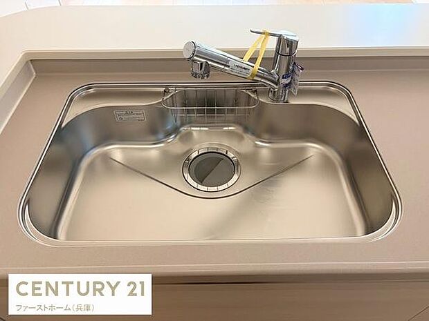 シンプルで使いやすいシンクが設置されています。水回りが美しく保たれているため清掃も効率的に行えます。ワイドなスペースで調理や片付けも快適に進められます。清潔感のあるシルバーが印象的です。