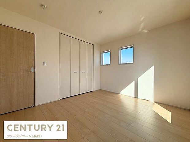 シンプルなデザインの寝室で無駄のない空間が広がっています。二面採光で陽射しが入るため明るい雰囲気です。クローゼット付きで収納スペースも確保されています。爽やかな床色が特徴的です。