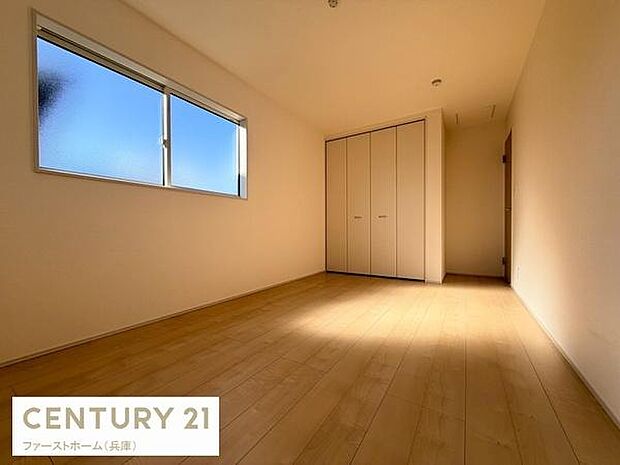 大きな窓からたっぷり光が差し込む子供部屋です。シンプルな内装で家具の配置がしやすく収納スペースも充実しています。天井が高く開放感があり快適に過ごせます。過ごしやすい空間となっています。