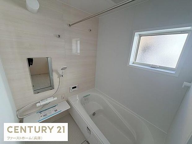 清潔感のあるバスルームです。窓があり自然光が差し込みます。浴槽とシャワースペースが広く使いやすい設計です。シンプルなデザインで快適にご利用いただけます。