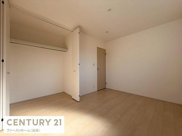 シンプルな内装が特徴の収納スペースです。収納扉は開閉しやすい設計となっています。床面も広く荷物の出し入れがしやすいです。無駄のないデザインが魅力的です。